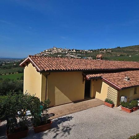Agriturismo Fiordaliso Trevi Bagian luar foto